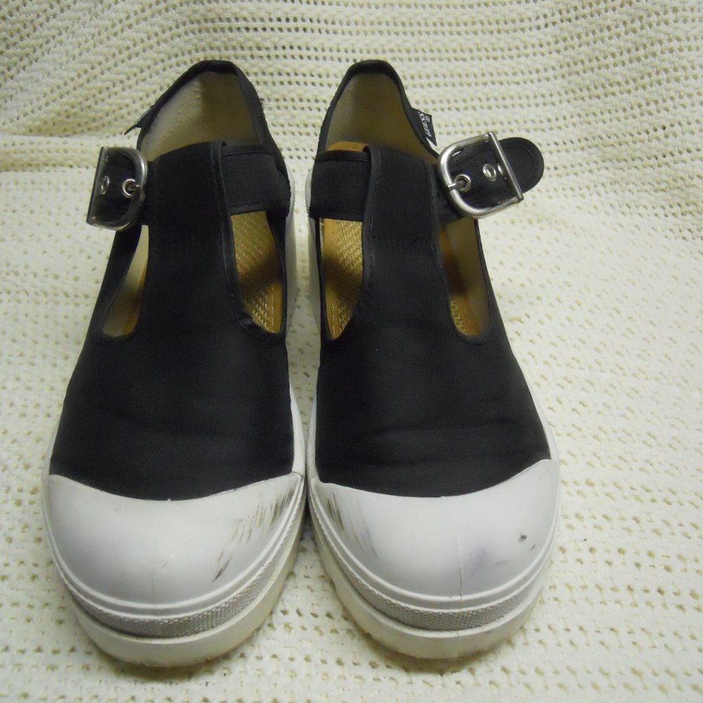 size 8 guess black & white buckle shoes